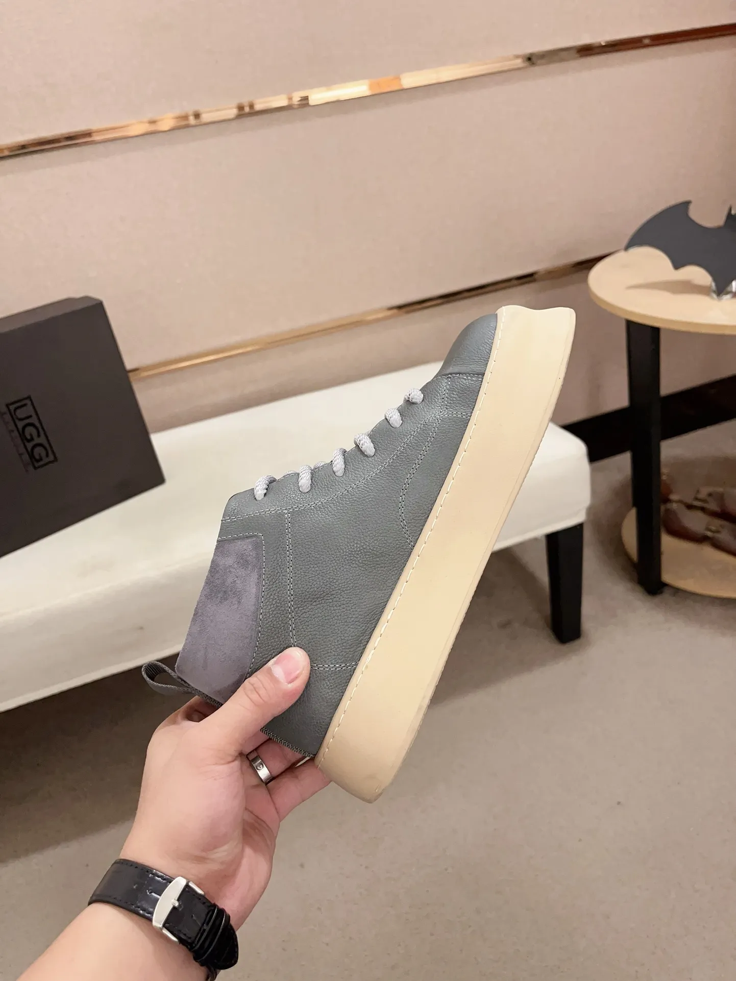 Factory price: 740💰North American men's shoes Ugg ☃️In the special sale of new high-quality men's shoes snow boots in autumn and winter, the nemesis of extreme cold weather! Made of cowhide leather, merino wool lining, and original outsole, whether driving, outdoor or daily wear, there is always one that suits you! Code number 39-44